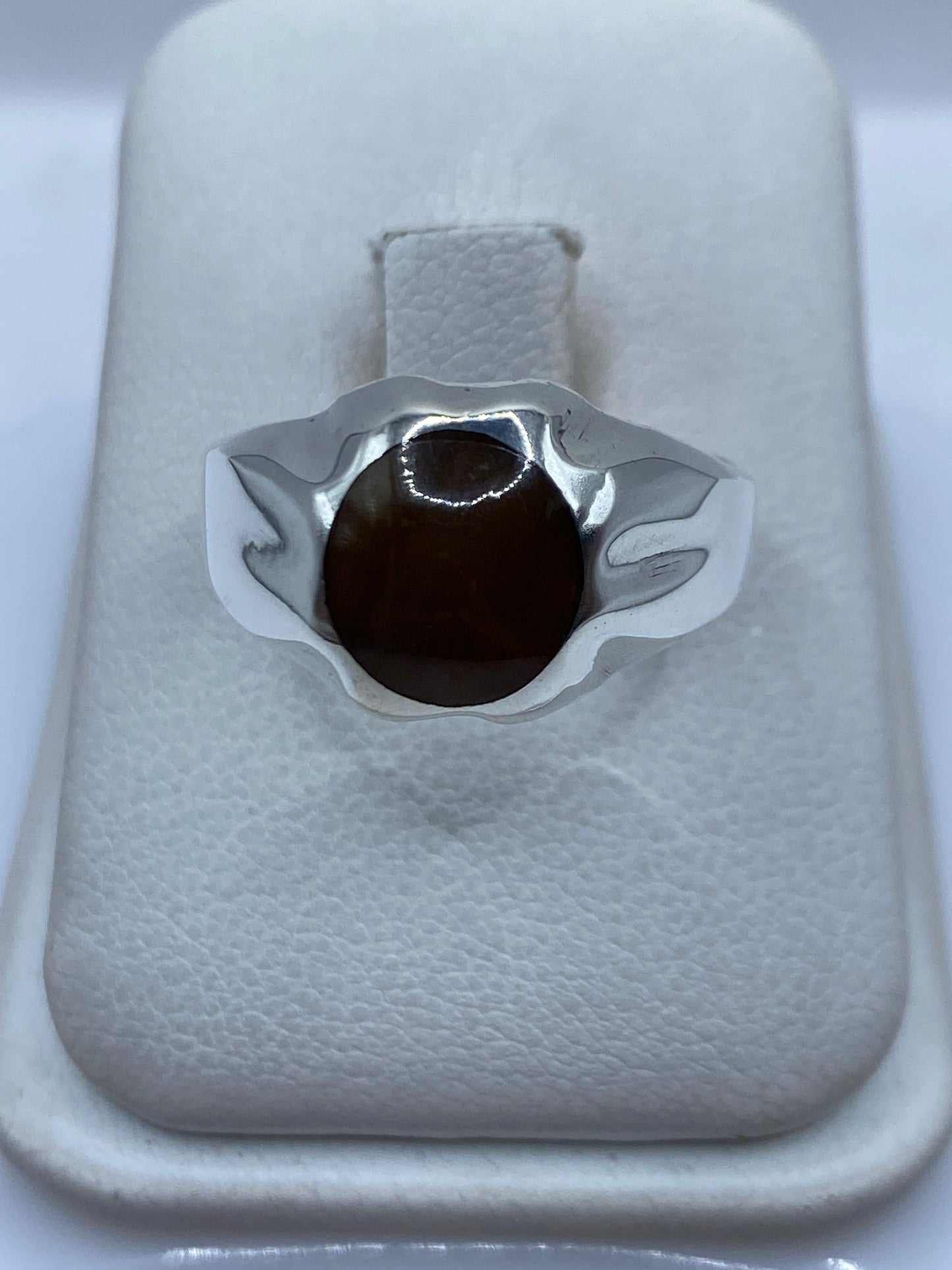 Anillo de plata solitario con piedra café engastada a mano, vista frontal