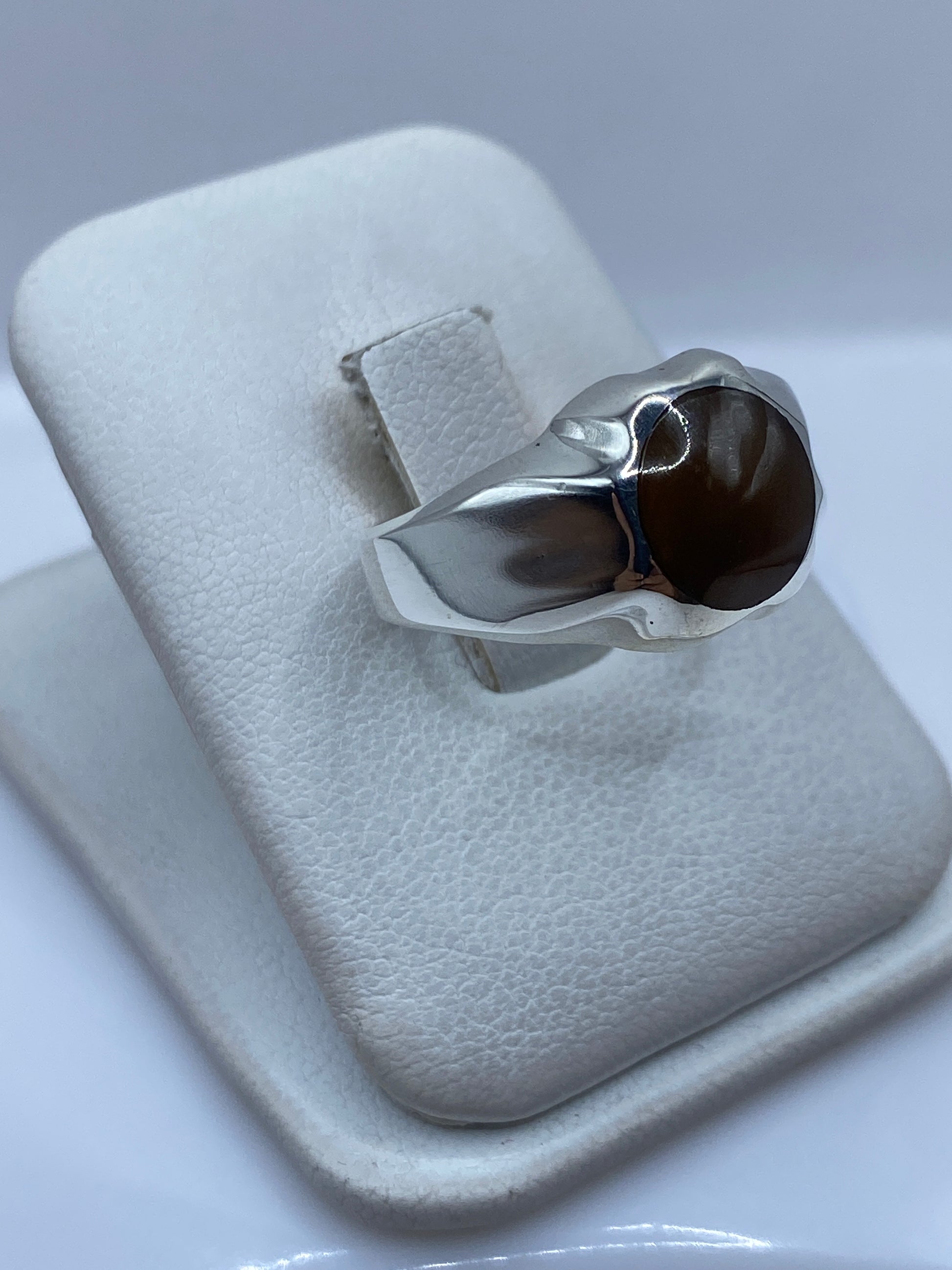 Anillo de plata .925 con sello de Quinto, detalle lateral