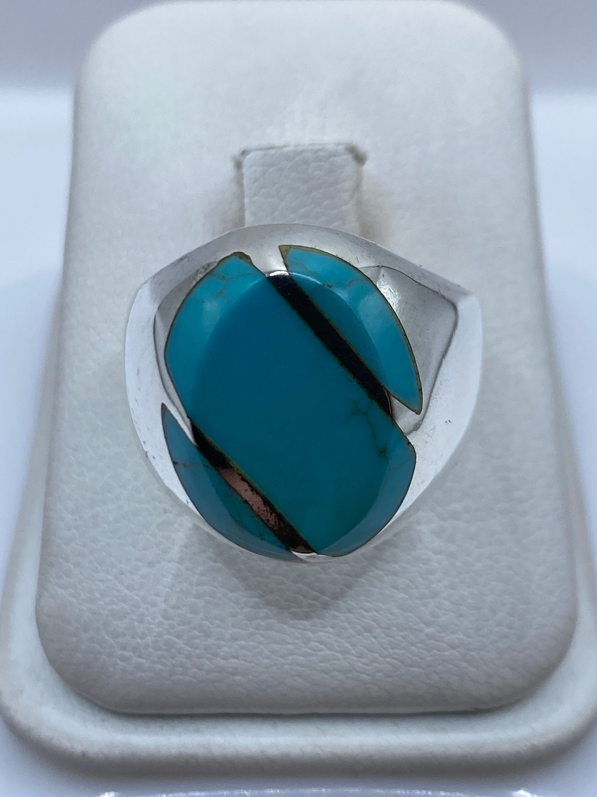 Anillo de plata .925 con turquesa azul cielo, engastada a mano, en estuche blanco