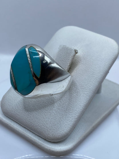 Detalle del engaste de turquesa natural en plata, mostrando la técnica a mano