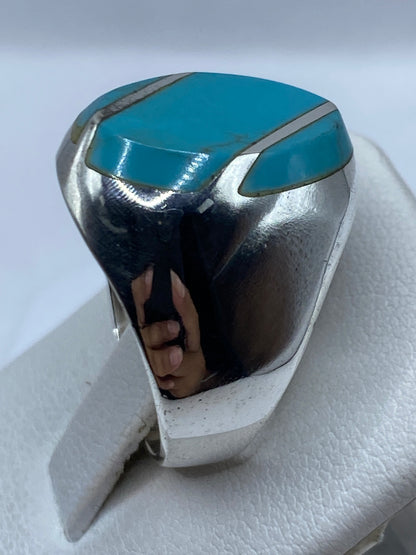 Anillo puesto en la mano mostrando el color azul cielo de la turquesa
