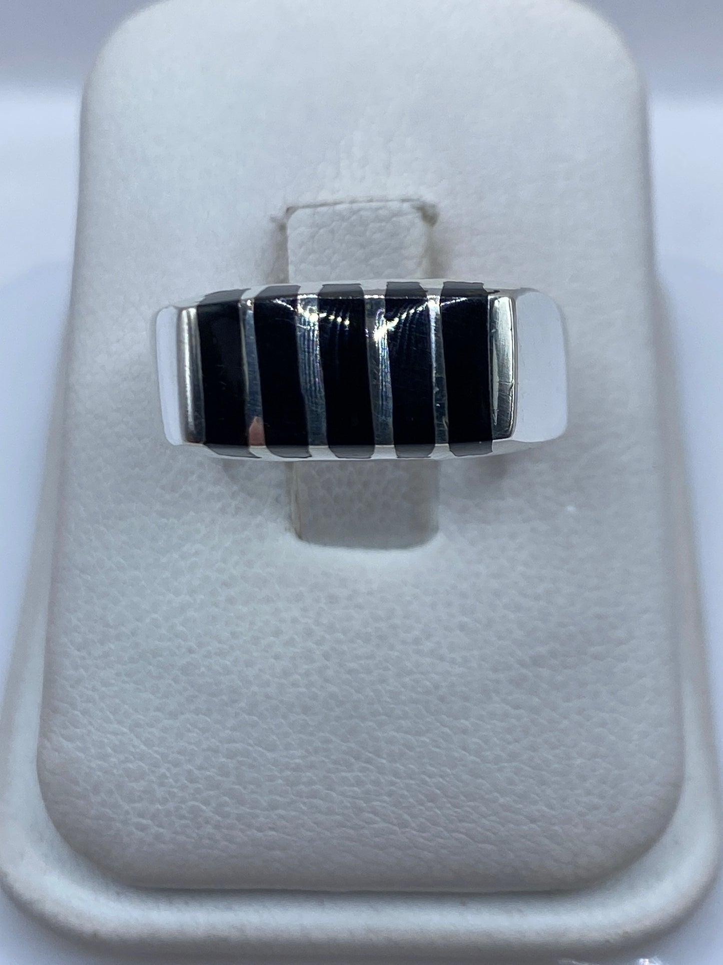Anillo de plata .925 con bandas de ónix negro y plata alternadas, vista frontal directa