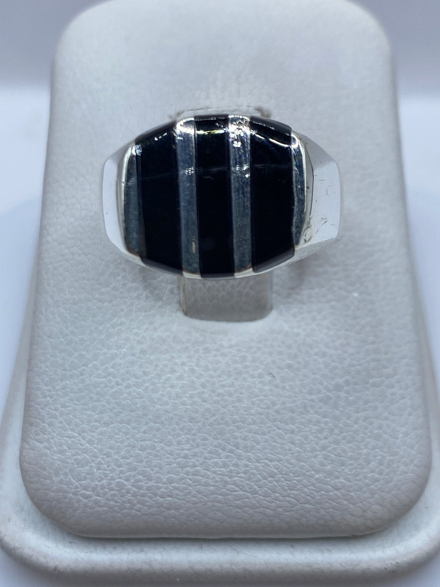 Anillo de plata .925 con ónix negro en diseño geométrico, visto desde arriba en estuche