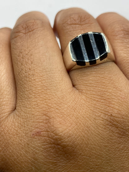 Reverso del anillo mostrando el Quinto 925 y el acabado interior pulido