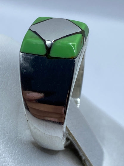 Detalle de la piedra verde y las facetas geométricas del diseño
