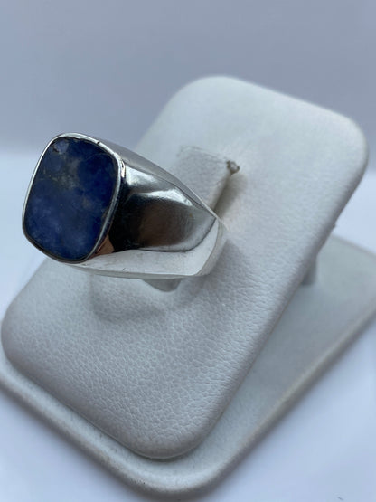 Vista lateral del anillo de plata con engaste a mano del lapislázuli