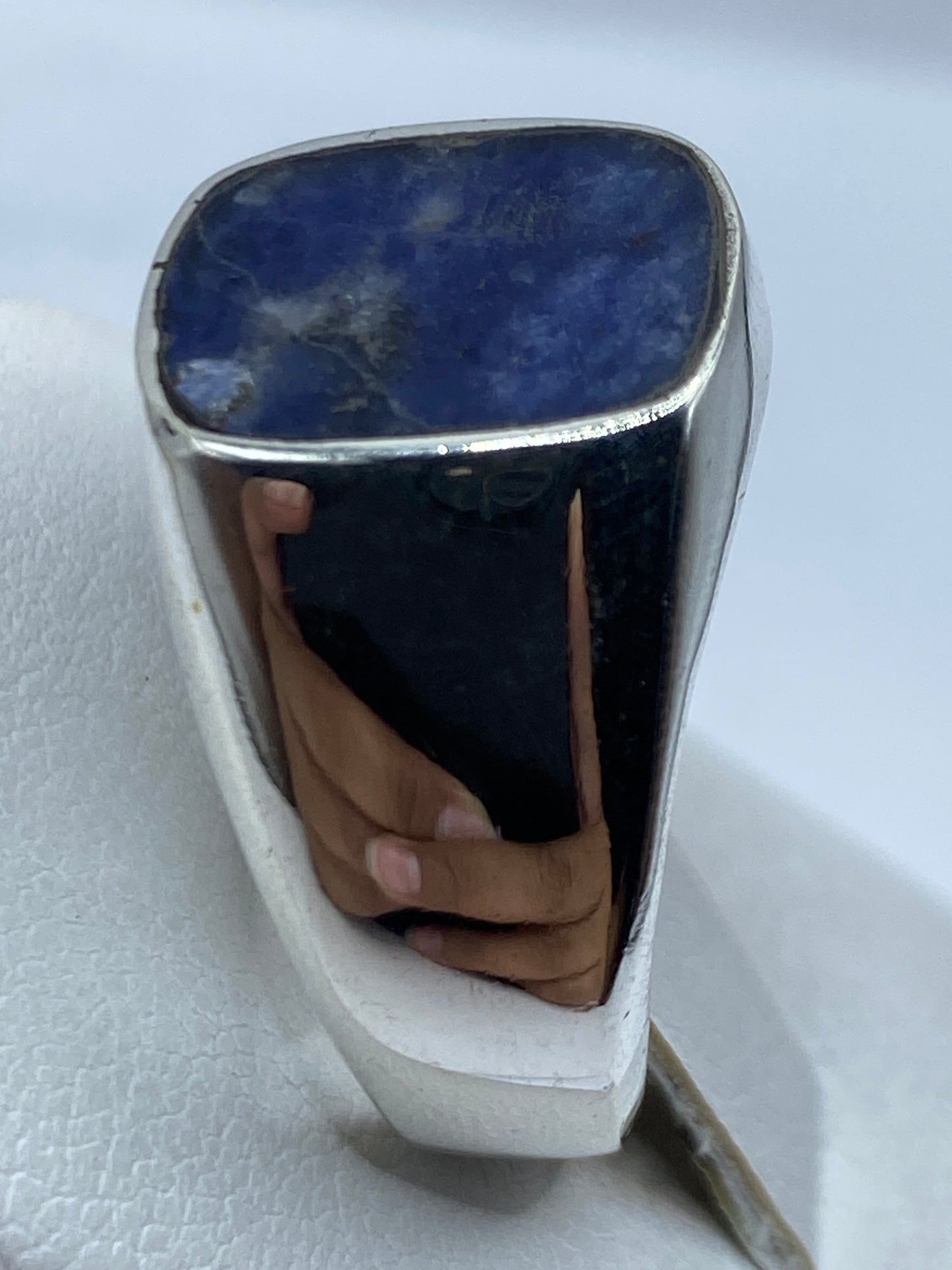 Detalle de la piedra de lapislázuli azul con vetas doradas naturales