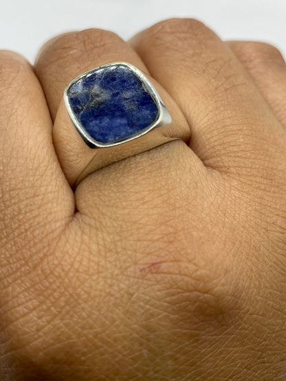 Anillo sobre fondo blanco mostrando el Quinto .925 en la parte interior