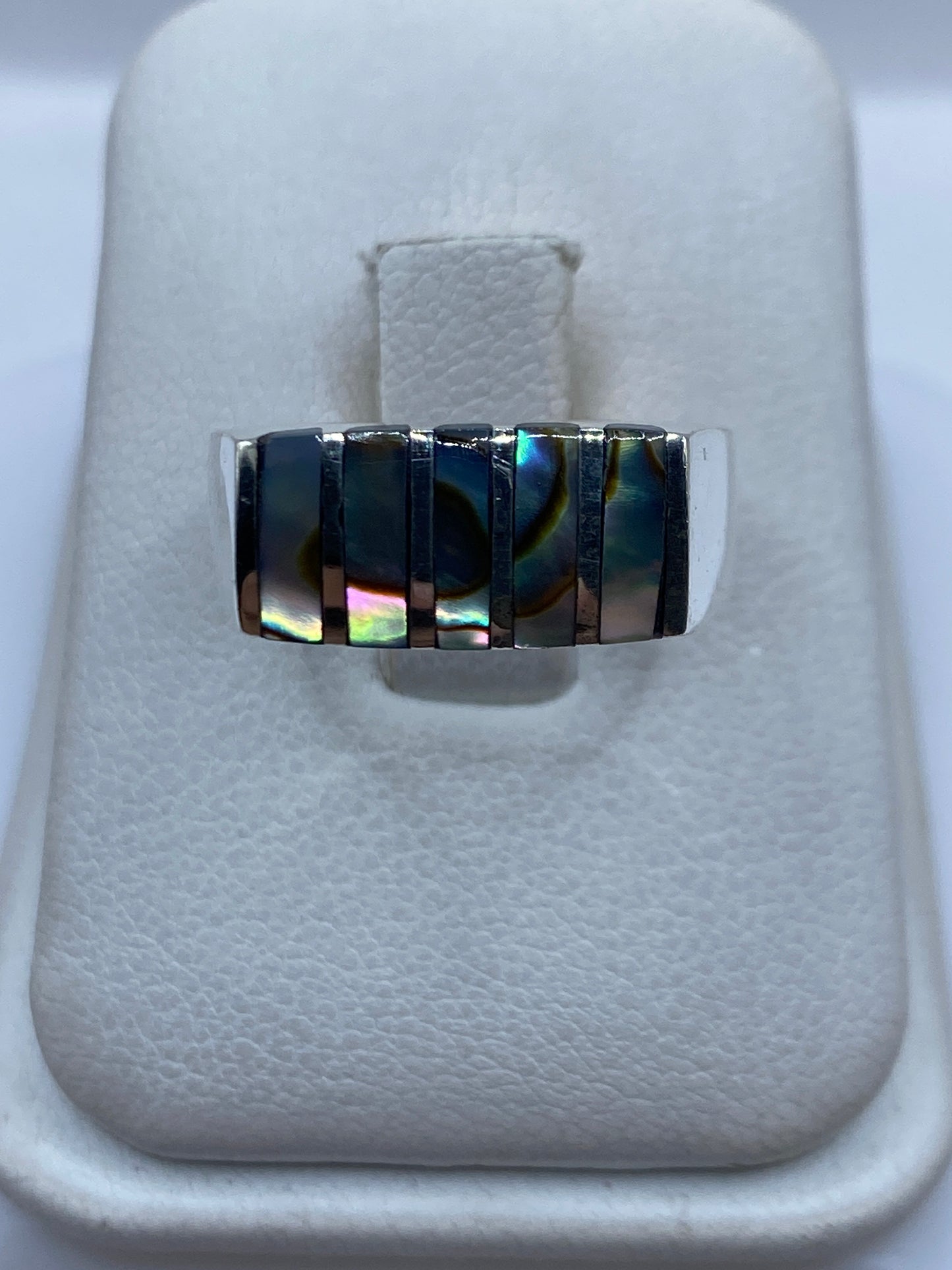 Anillo de plata .925 con incrustación de piedra en líneas alternas, vista frontal