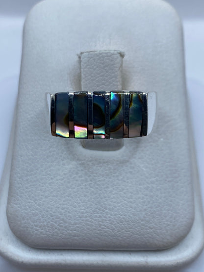 Anillo de plata .925 con incrustación de piedra en líneas alternas, vista frontal