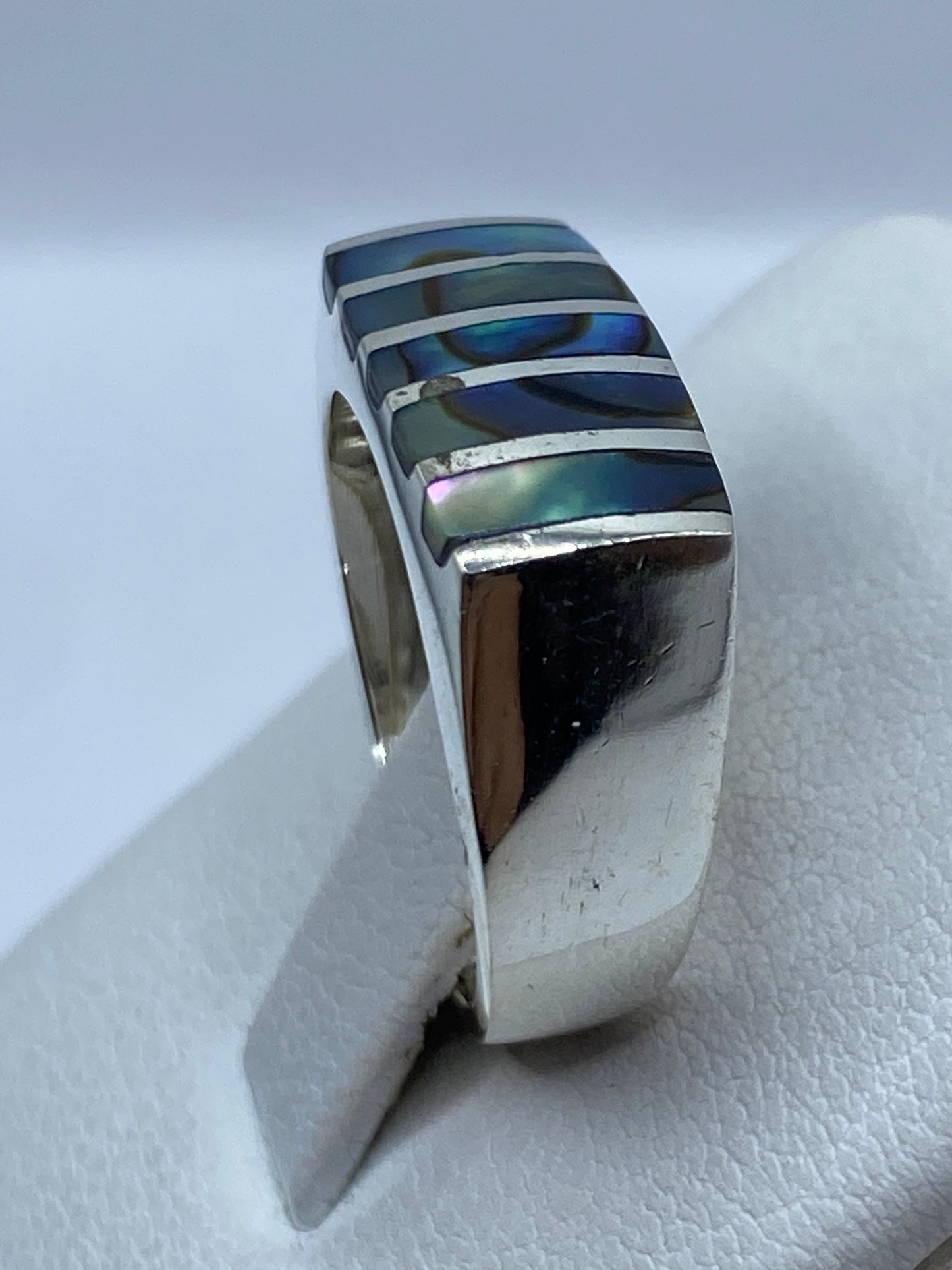Anillo en dedo mostrando cómo juega la luz en las líneas de plata y piedra