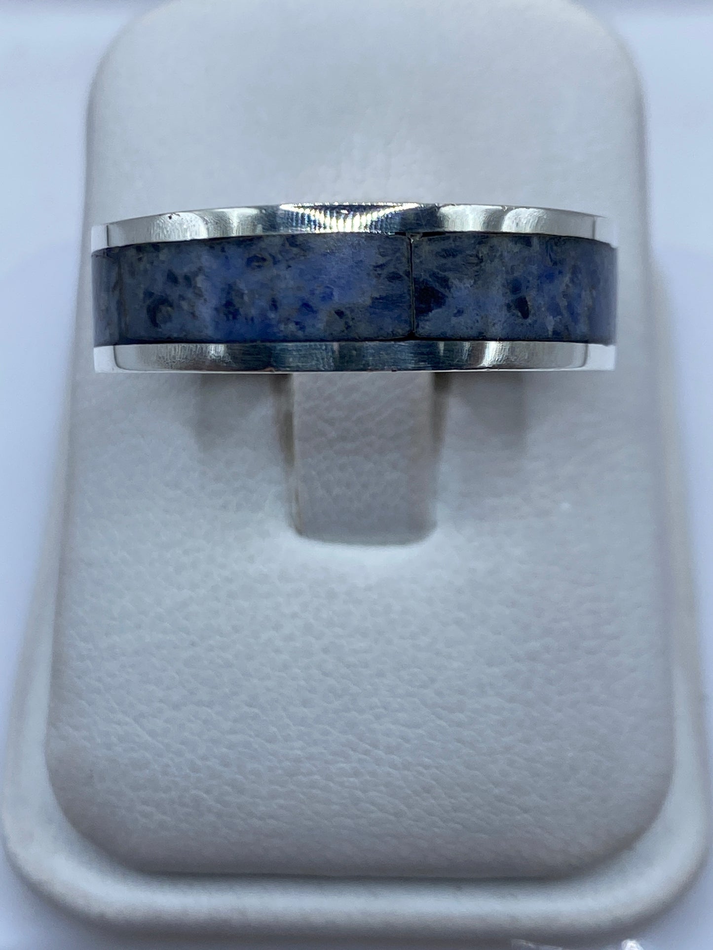 Anillo de plata .950 con lapislázuli azul engastado a mano, visto de frente en estuche blanco