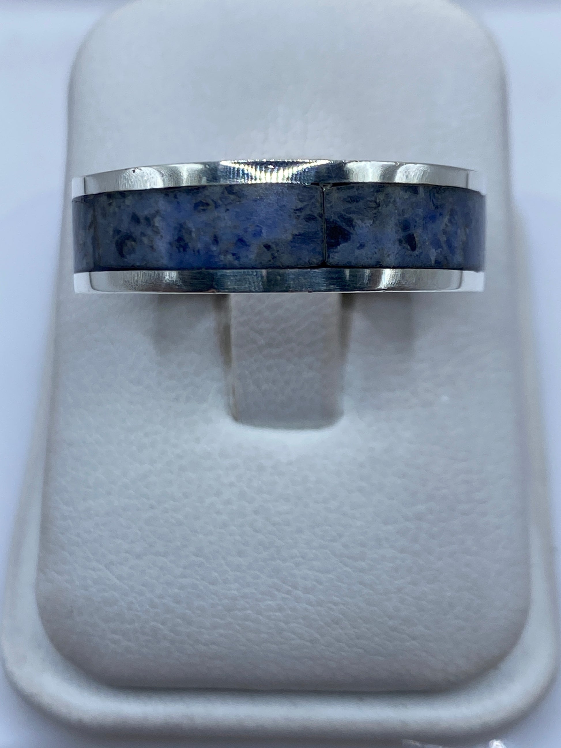 Anillo de plata .950 con lapislázuli azul engastado a mano, visto de frente en estuche blanco