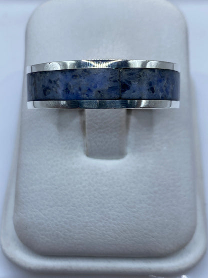 Anillo de plata .950 con lapislázuli azul engastado a mano, visto de frente en estuche blanco