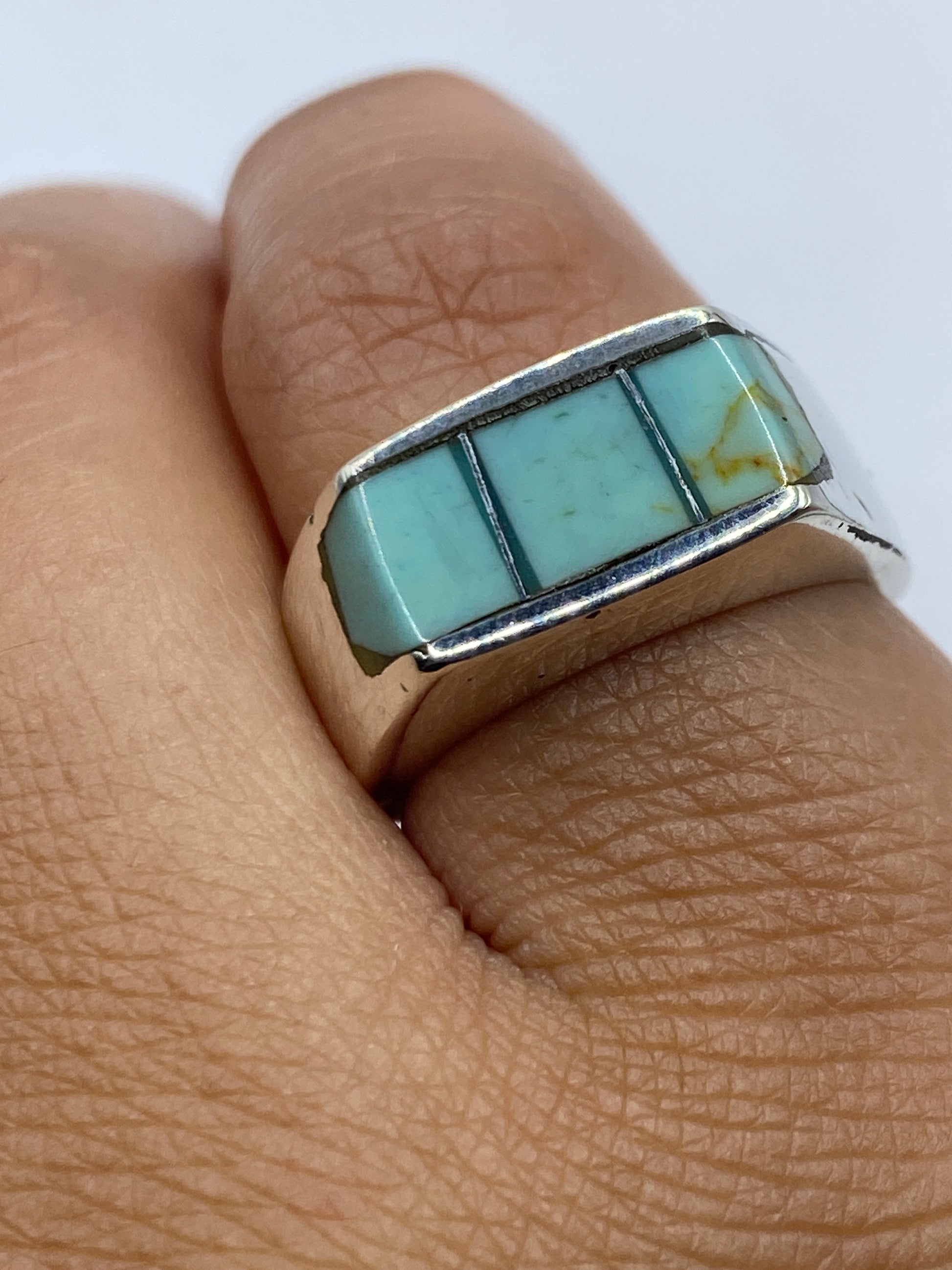 Anillo puesto en dedo mostrando el color azul cielo de la turquesa y el contraste con la piel