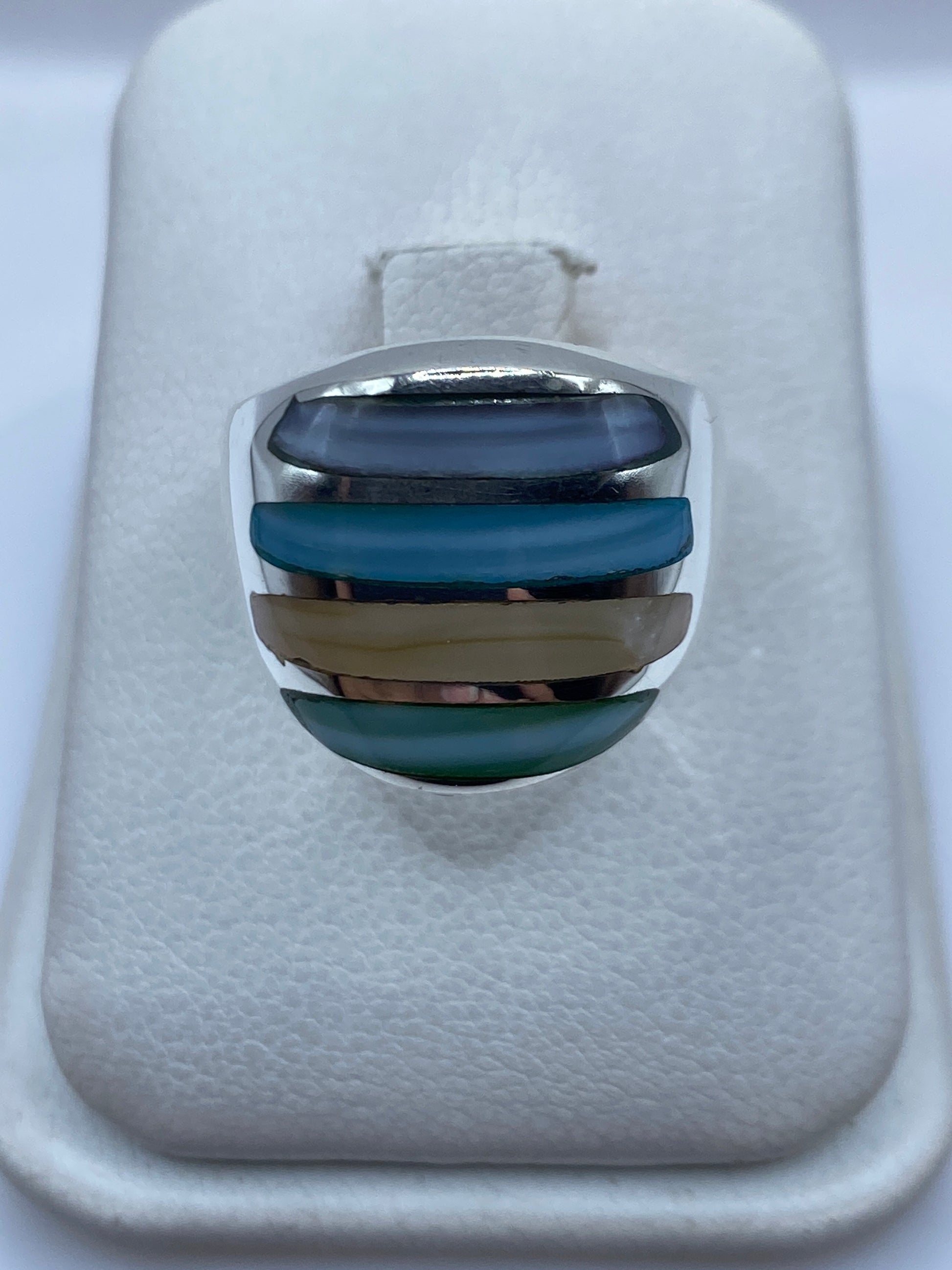 Anillo de plata con piedras multicolor engastadas en bandas horizontales, vista superior