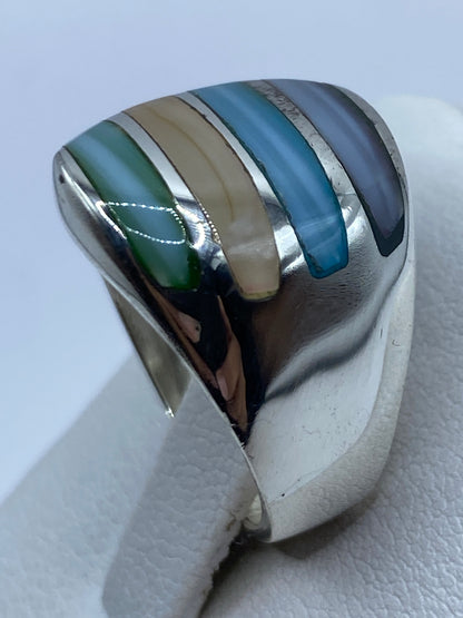 Anillo puesto en un dedo mostrando los tonos multicolor a la luz