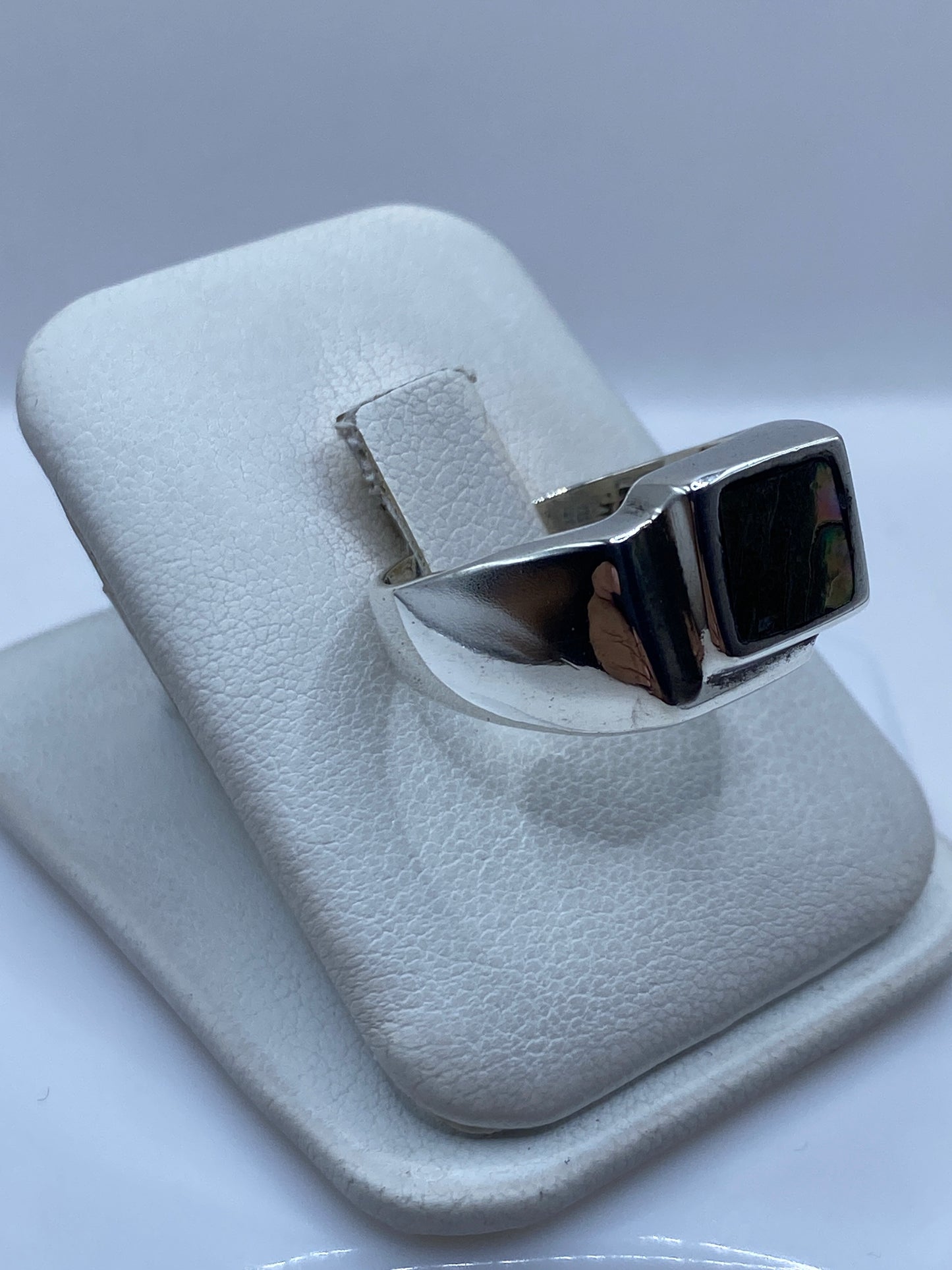 Anillo de plata de 12 gramos mostrando la banda sólida y el engaste de piedra