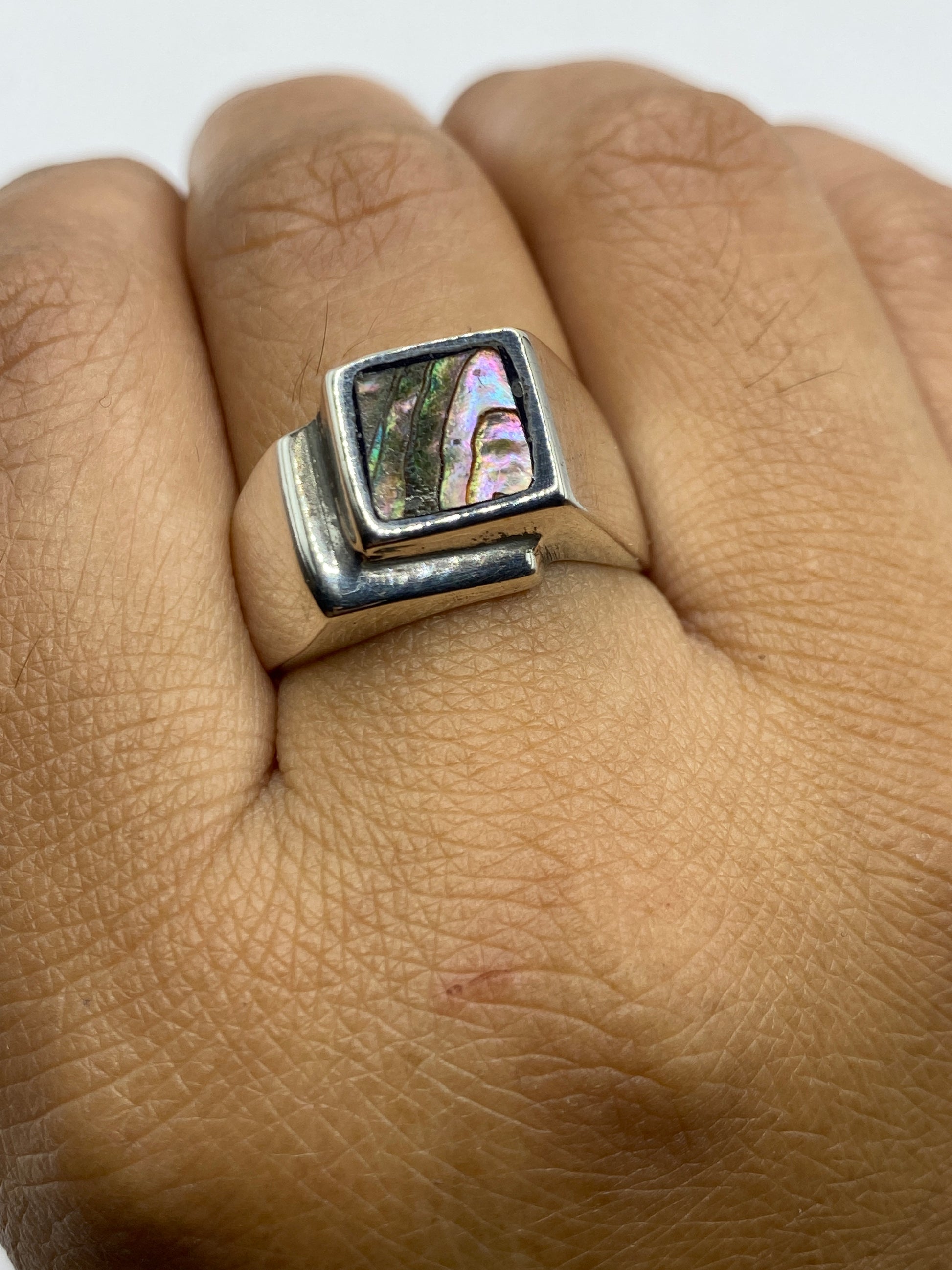 Anillo en dedo mostrando el peso y presencia de la pieza de Taxco