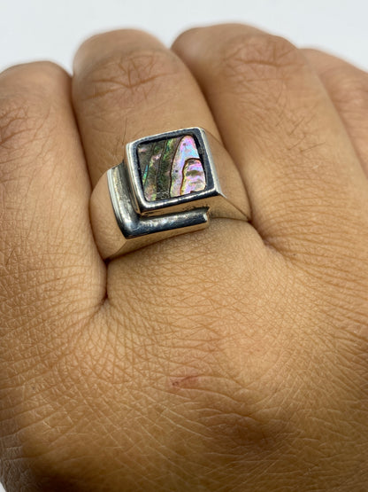 Anillo en dedo mostrando el peso y presencia de la pieza de Taxco