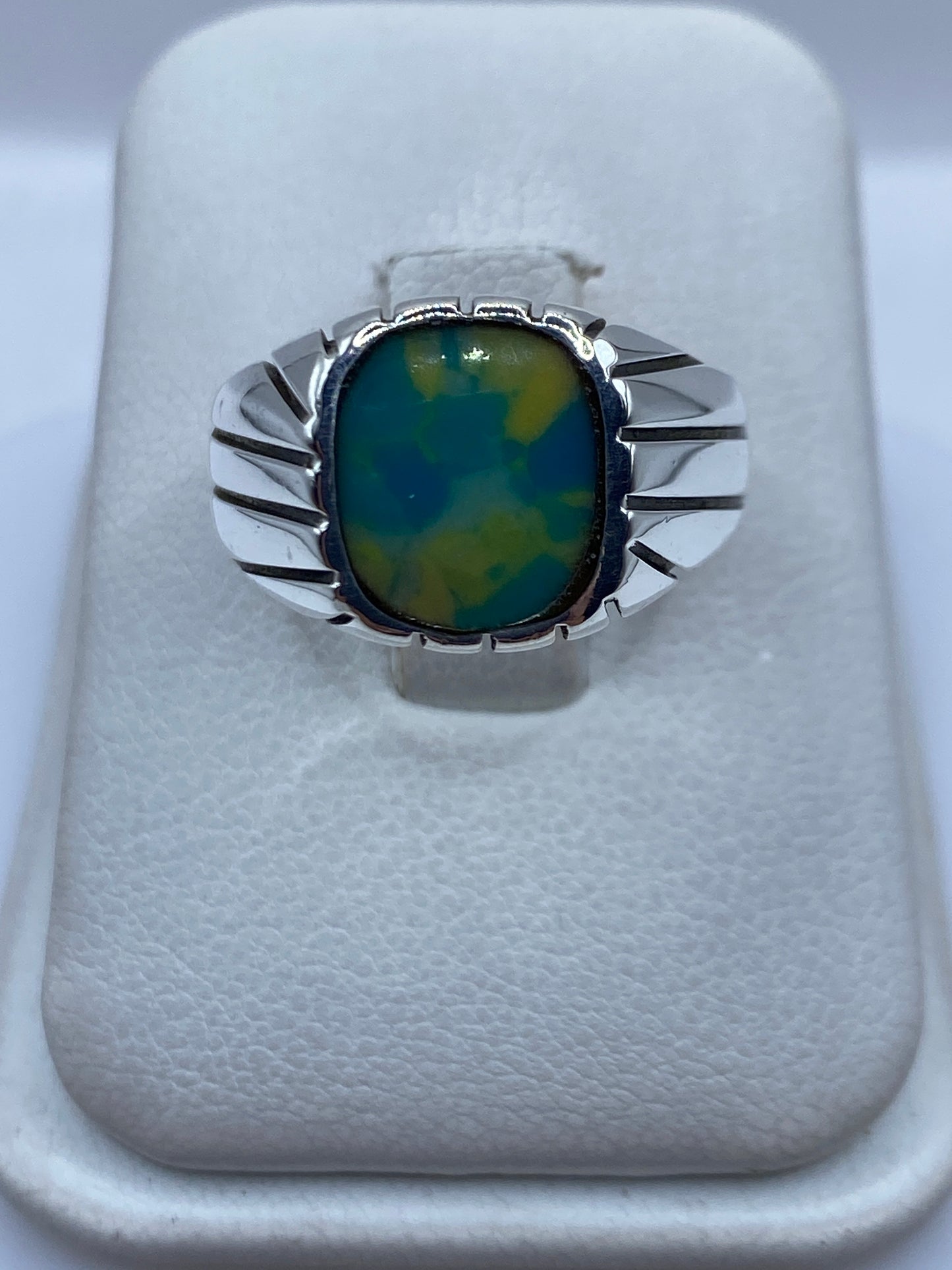 Anillo de plata .925 con piedra amarilla engastada, diseño geométrico sólido