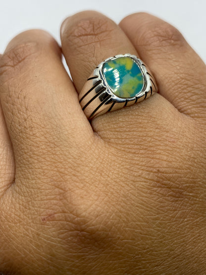 Anillo en la mano mostrando la piedra amarilla y el peso de la plata