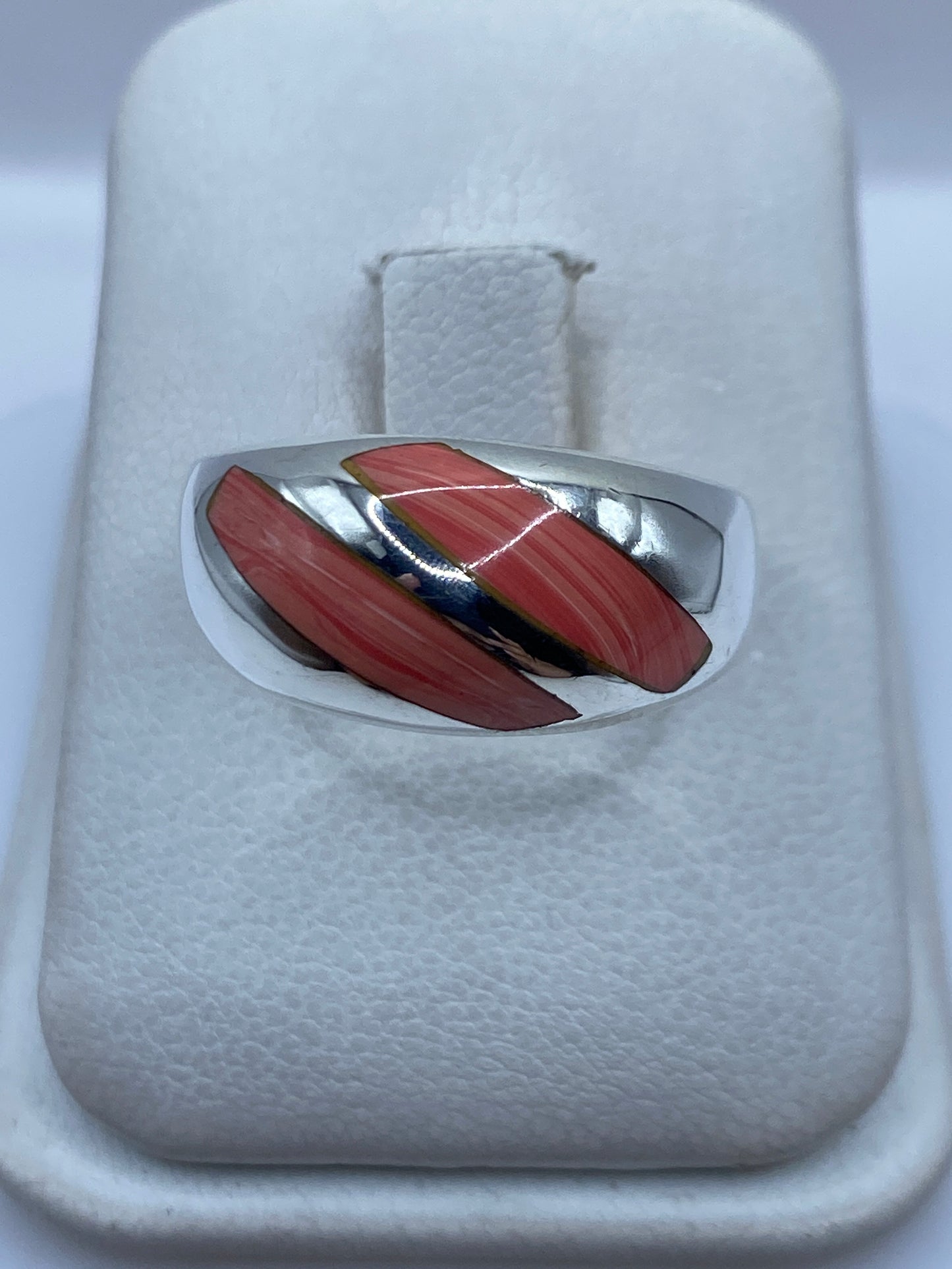 Anillo de plata .925 con coral rojo natural engastado, visto desde arriba en estuche blanco