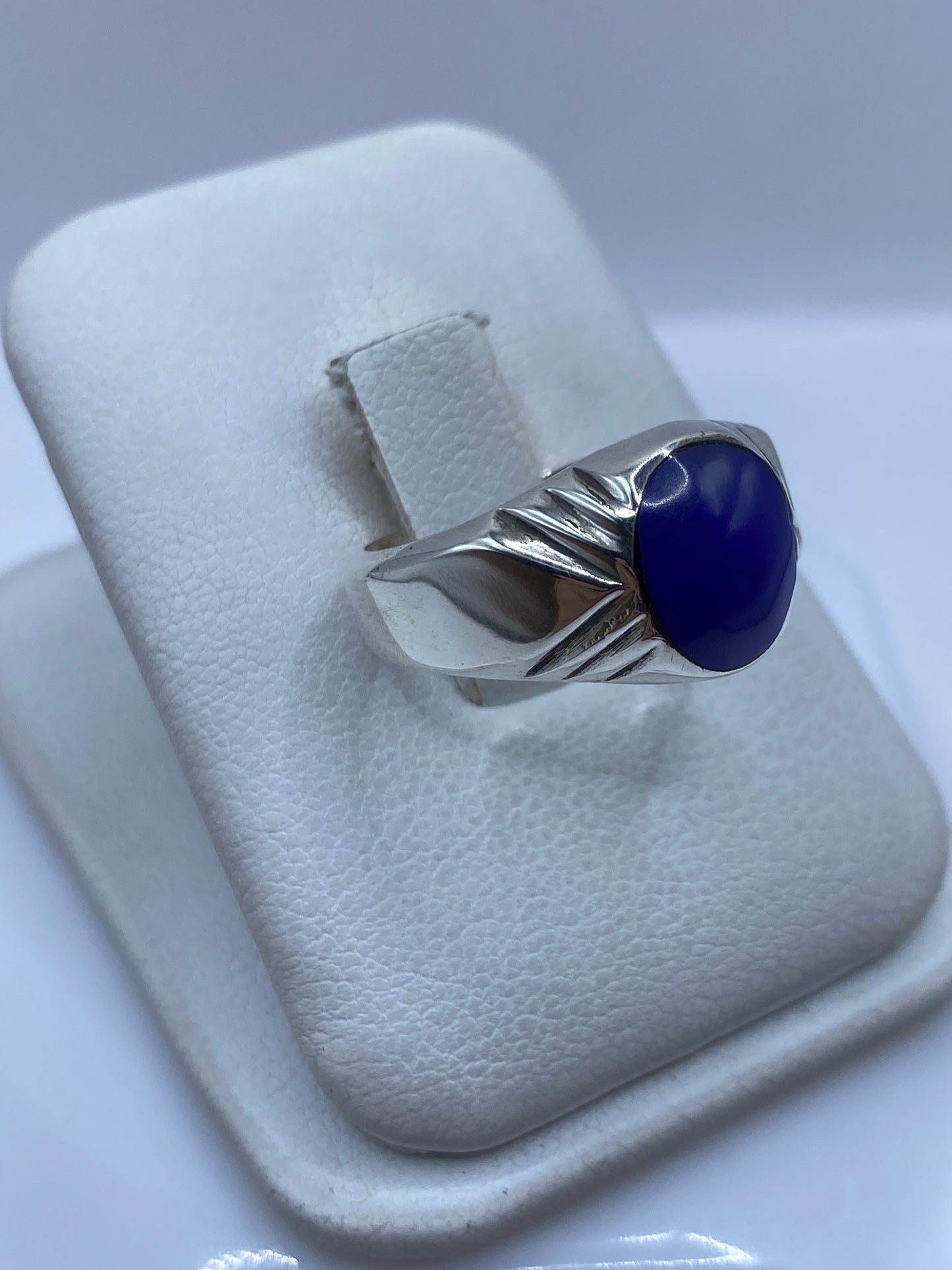 Anillo de plata .925 con solitario azul, vista lateral mostrando el volumen del diseño