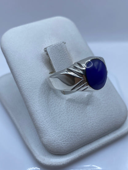 Anillo de plata .925 con solitario azul, vista lateral mostrando el volumen del diseño