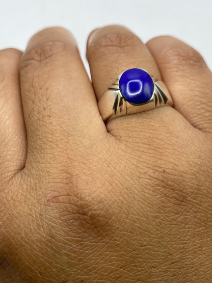 Anillo sobre fondo blanco mostrando el Quinto .925 grabado en el interior
