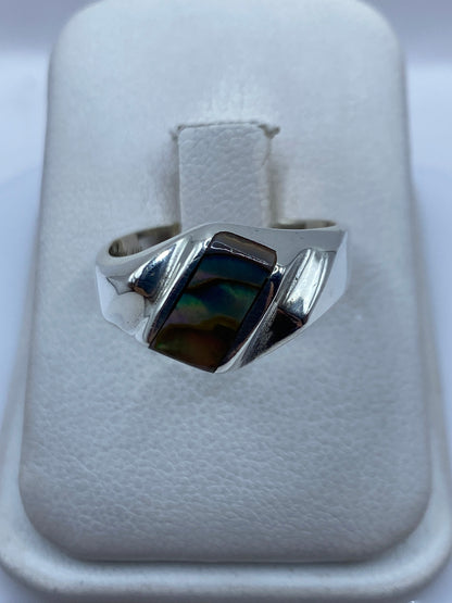 Anillo de plata .925 con piedra engastada en diseño geométrico moderno, vista frontal en caja blanca
