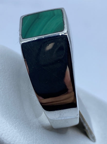 Anillo puesto en dedo masculino mostrando el diseño sello y la proporción
