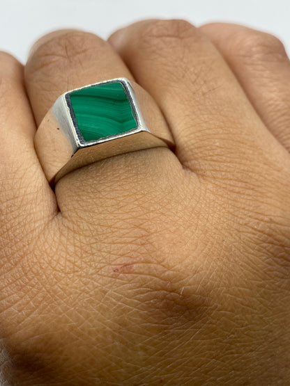 Reverso del anillo mostrando el marcaje .925 y el acabado pulido de la plata