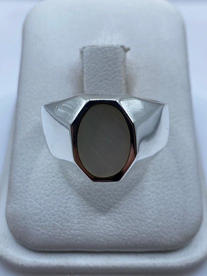 Anillo de plata .925 con perla blanca engastada en diseño geométrico, visto desde arriba