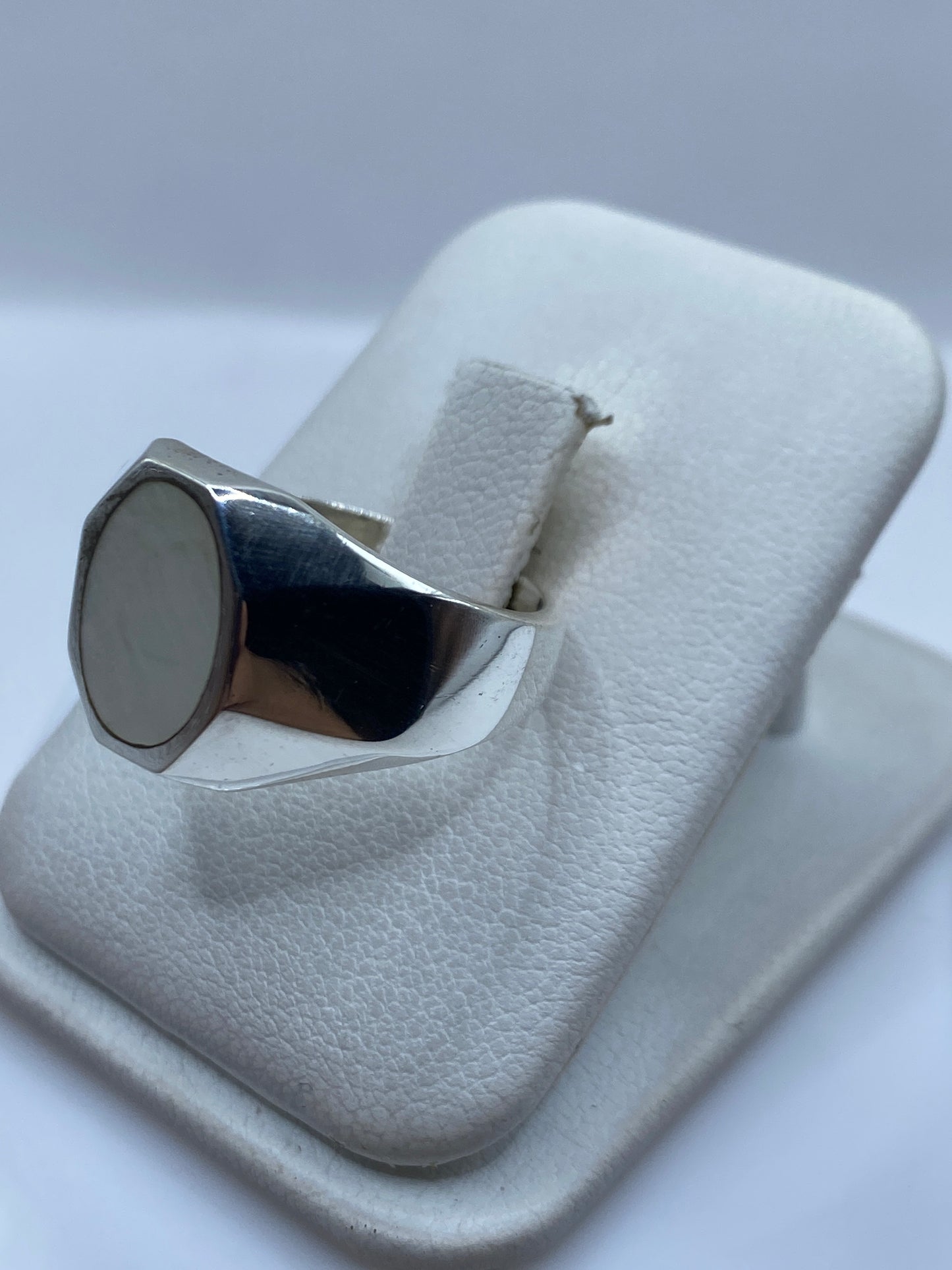 Anillo de perla en plata Taxco mostrando la banda sólida y el engaste a mano