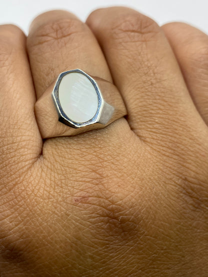 Anillo en el dedo mostrando la elegancia del solitario perla