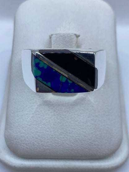 Anillo de plata con onix negro engastado en mano de hombre