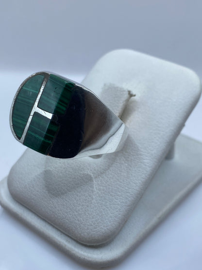 Vista frontal del anillo de malaquita mostrando el diseño en bandas verdes y negras