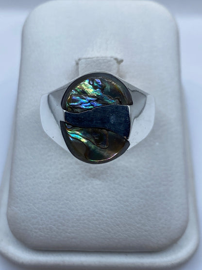 Anillo de plata .925 con piedra engastada a mano, vista frontal sobre terciopelo blanco