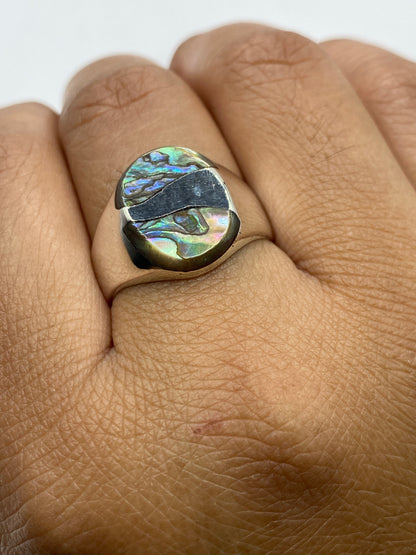 Anillo en dedo mostrando el Quinto .925 grabado en la banda interior