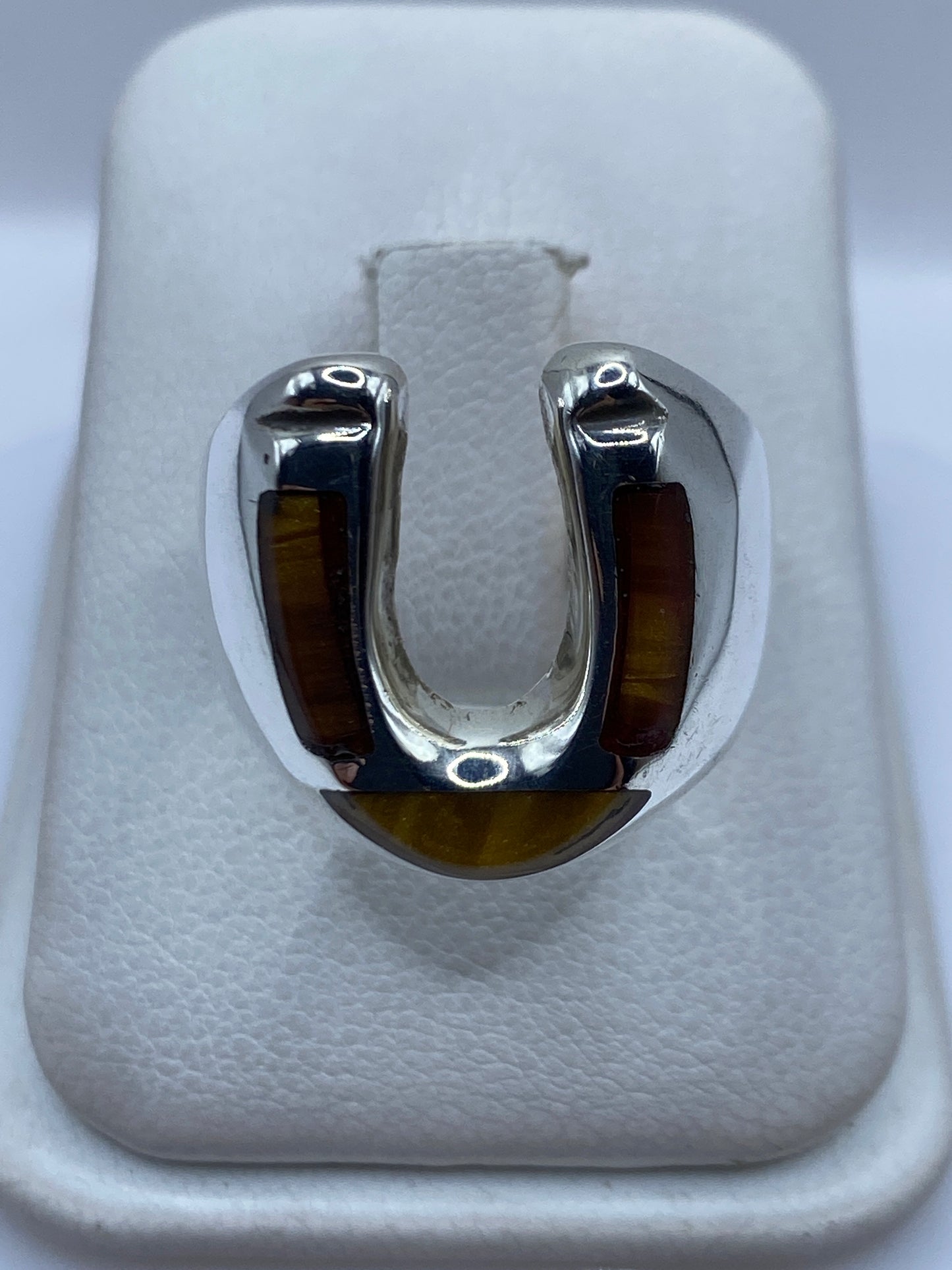 Anillo de plata .925 con piedra café, vista frontal sobre fondo blanco