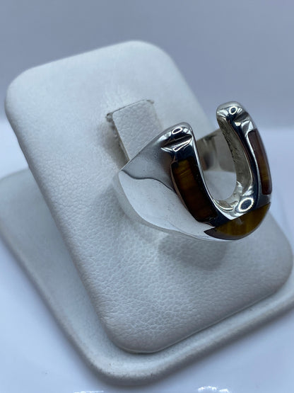 Anillo de plata con piedra engastada, vista lateral mostrando el peso y el volumen