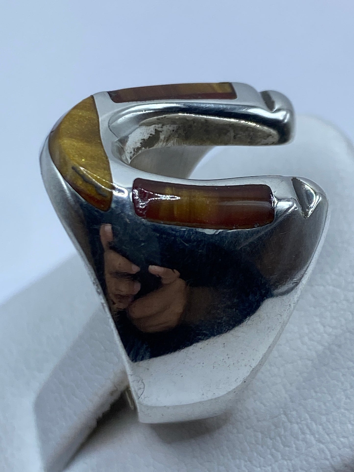 Detalle del engaste de piedra en plata pulida, visto de cerca