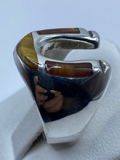Detalle del engaste de piedra en plata pulida, visto de cerca