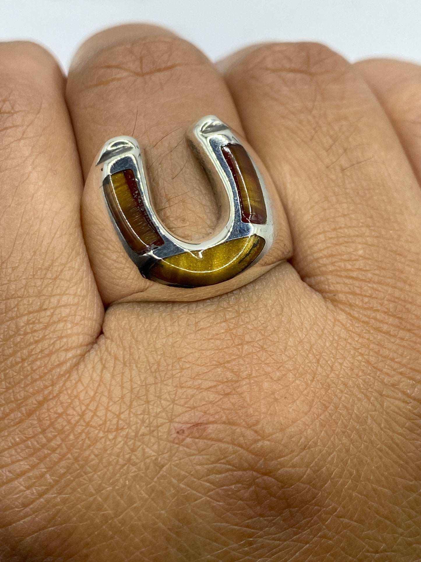 Anillo de plata en la mano de un hombre, talla 10, mostrando proporción diaria