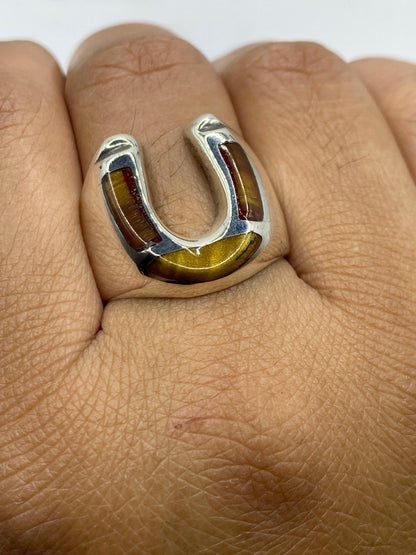 Anillo de plata en la mano de un hombre, talla 10, mostrando proporción diaria
