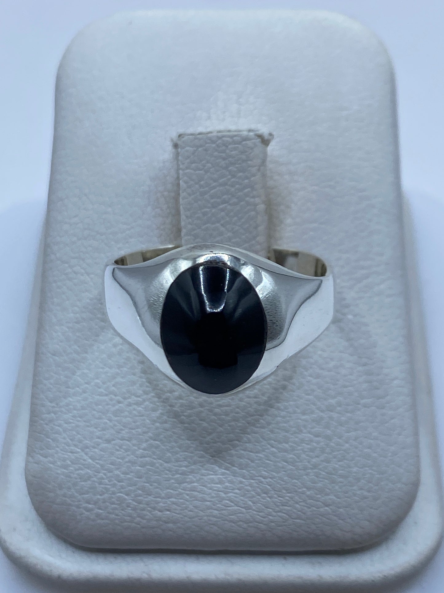 Anillo de plata .925 con onix negro engastado, sobre estuche blanco