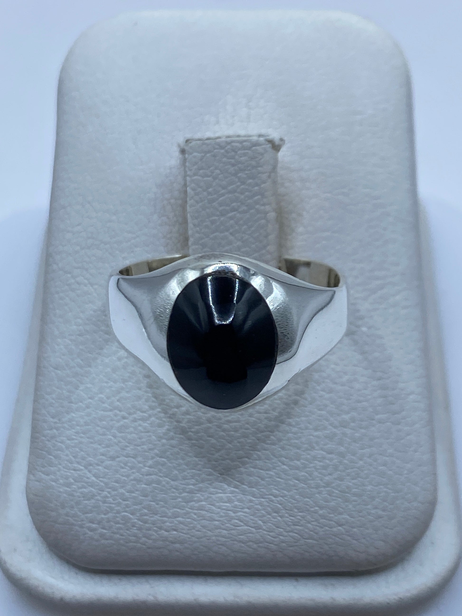 Anillo de plata .925 con onix negro engastado, sobre estuche blanco
