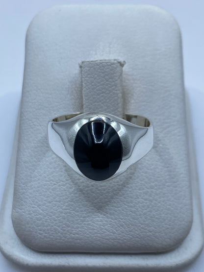 Anillo de plata .925 con onix negro engastado, sobre estuche blanco