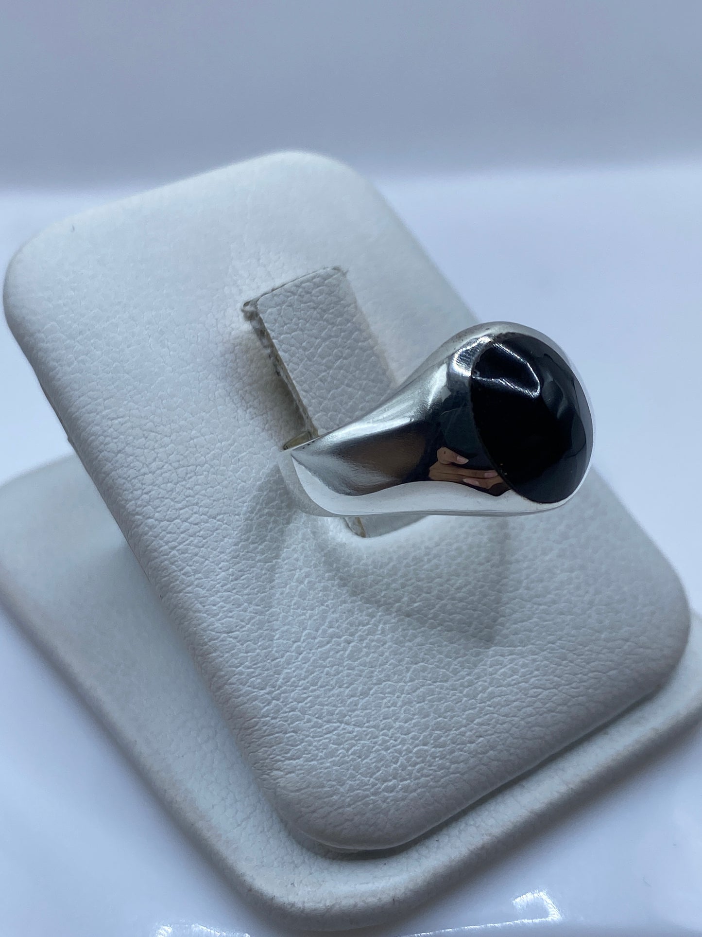 Detalle del engaste a mano del onix negro en plata Taxco